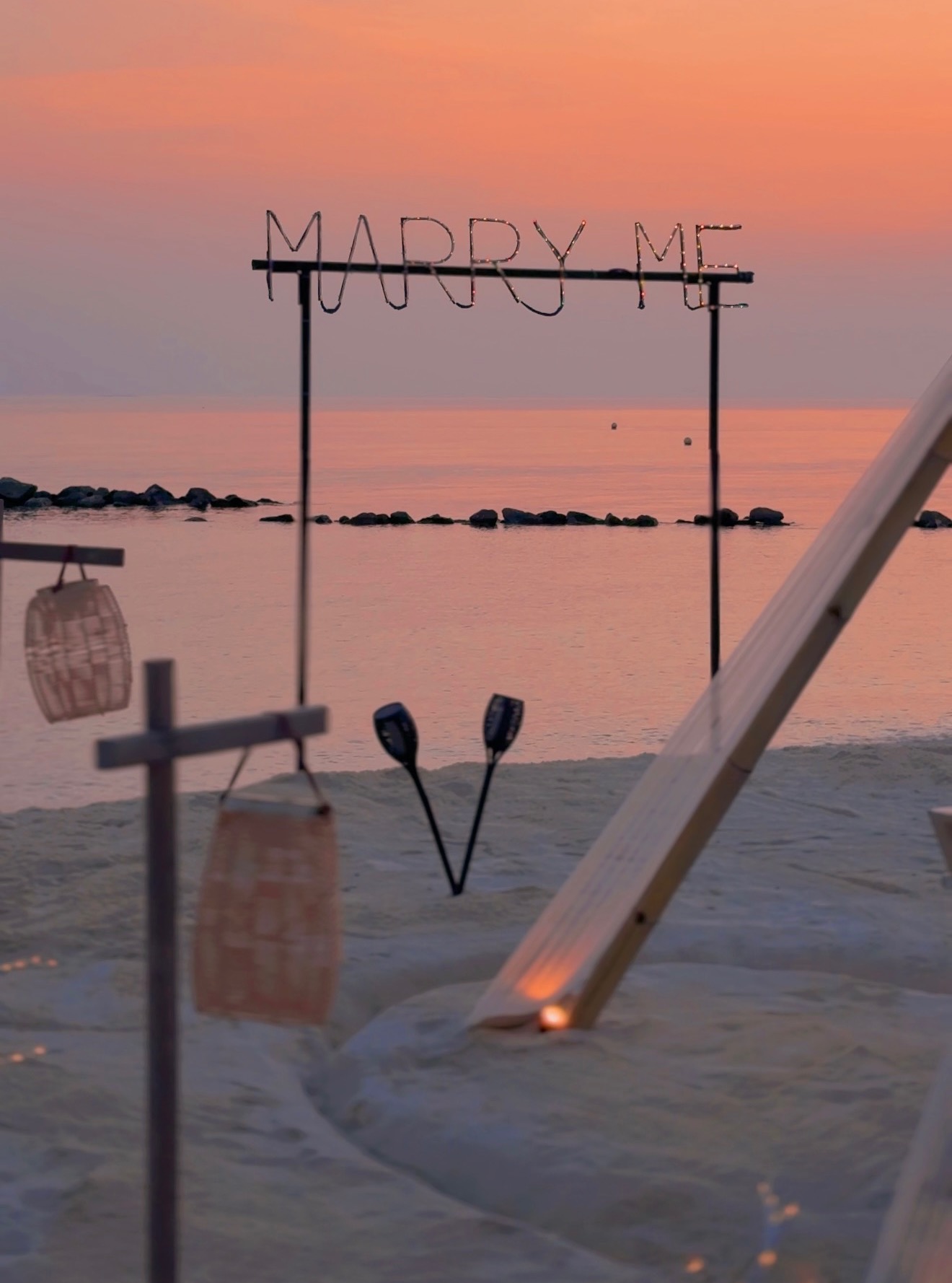 Foto von Emerald Maldives Resort & Spa in Emerald Maldives Resort & Spa mit @leadinghotelsoftheworld und @emerald_collection_resorts. Könnte ein Bild von Windspiel, Laterne, Liegestuhl, Dämmerung sein
