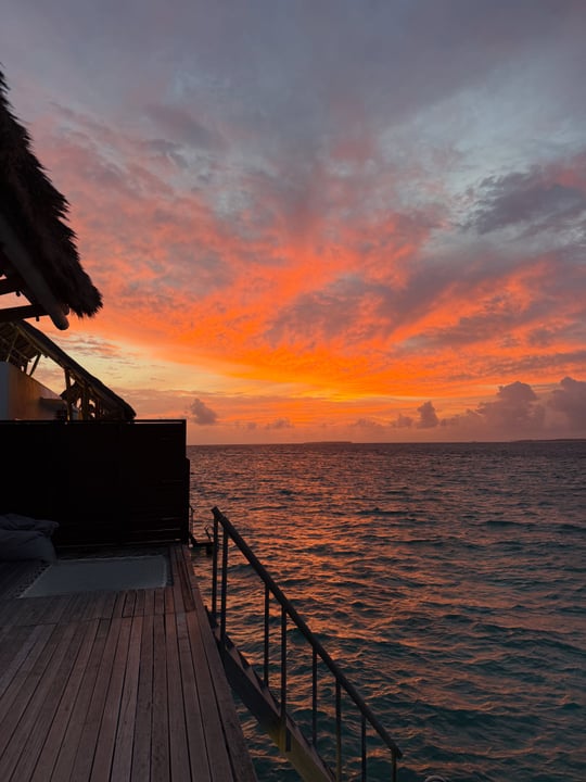 Foto von Emerald Maldives Resort & Spa in Emerald Maldives Resort & Spa mit @leadinghotelsoftheworld und @emerald_collection_resorts. Könnte ein Bild von Wolke, Ozean, Horizont, Dämmerung und Text sein.