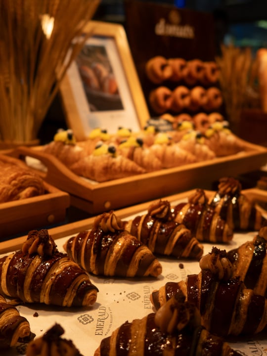 Foto von Emerald Maldives Resort & Spa in Emerald Maldives Resort & Spa mit @leadinghotelsoftheworld und @emerald_collection_resorts. Könnte ein Bild von Babka, Baguette, Turnover, Croissant und Text sein