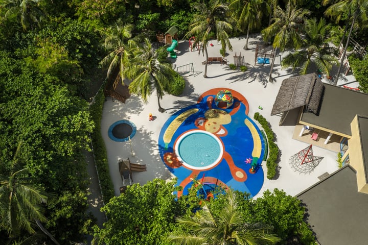 Les plus petits ont leur propre paradis absolu ici, à Emerald Maldives — car pourquoi ne vivraient-ils pas eux aussi leur meilleure vie insulaire ?

#emeraldmaldivesresortspa #NaturalElegance #NaturalFreedom #emera