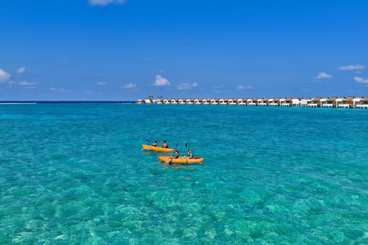 Foto di Emerald Maldives Resort & Spa presso Emerald Maldives Resort & Spa con @leadinghotelsoftheworld, e @the_emerald_collection. Potrebbe essere un'immagine di kayak, moto d'acqua, speedboat, gommone, oceano e testo.