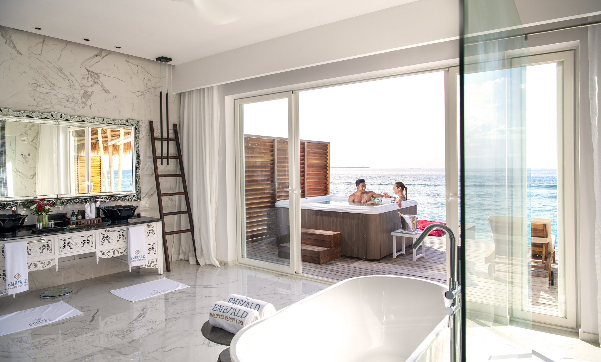 Blick auf den Jacuzzi im Emerald Maldives Resort & Spa