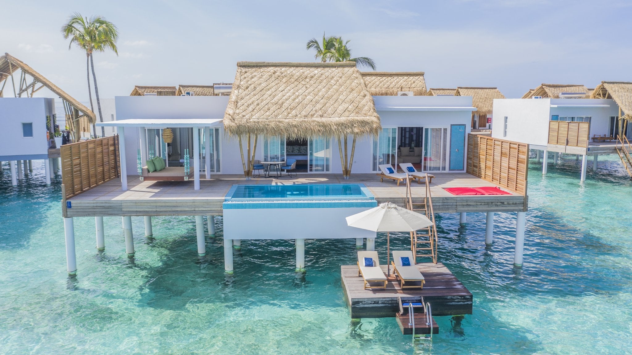 Superior Water Villa Außenansicht im Emerald Maldives Resort & Spa