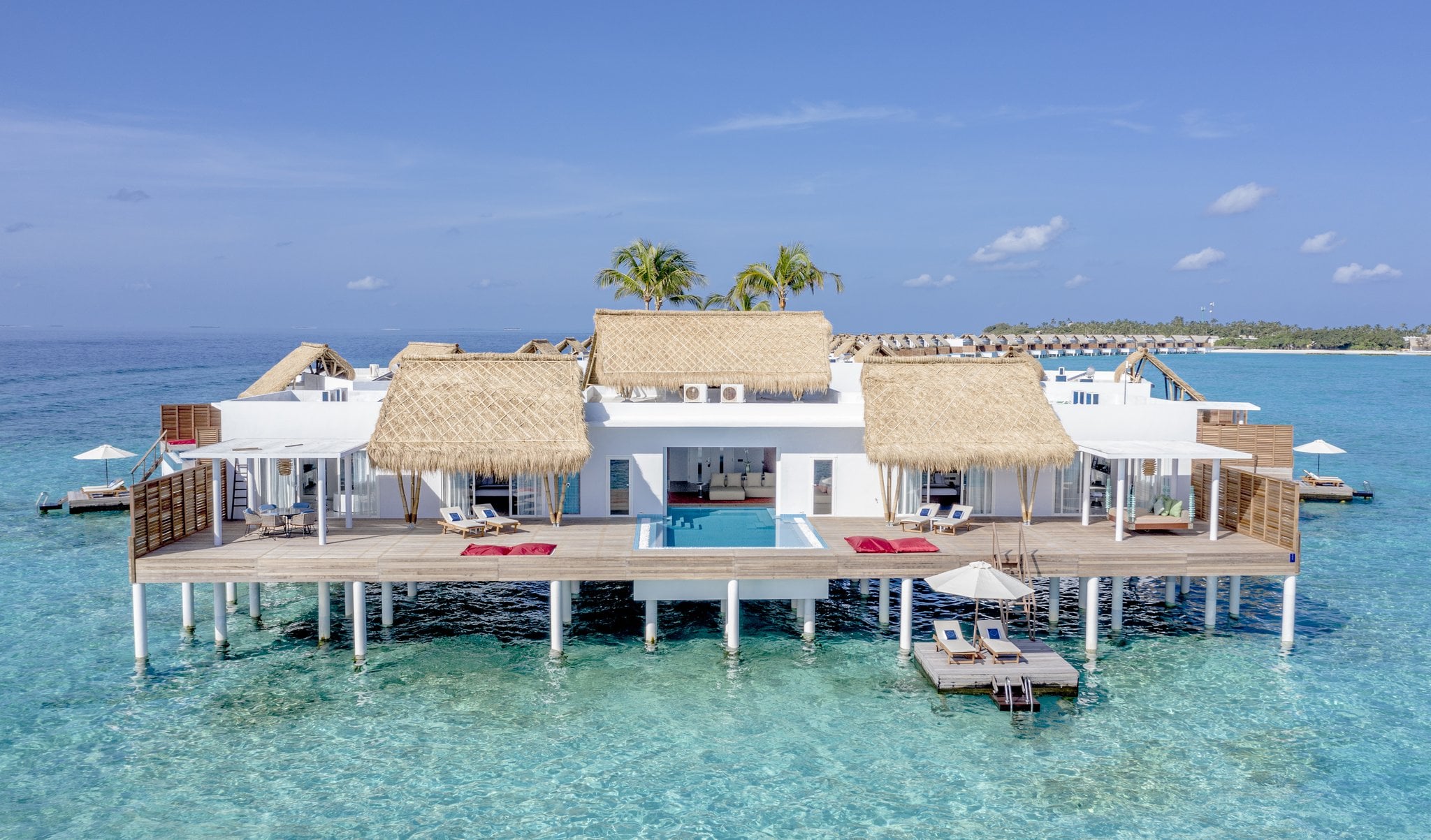 Presidential Water Villa Außenansicht im Emerald Maldives Resort & Spa