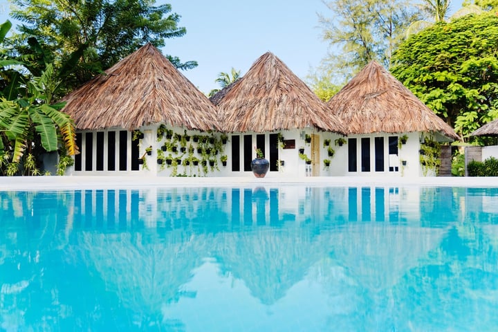 Foto von Equator Village Maldives in Equator Village. Zu sehen sind möglicherweise Pool, Cabana und Text.