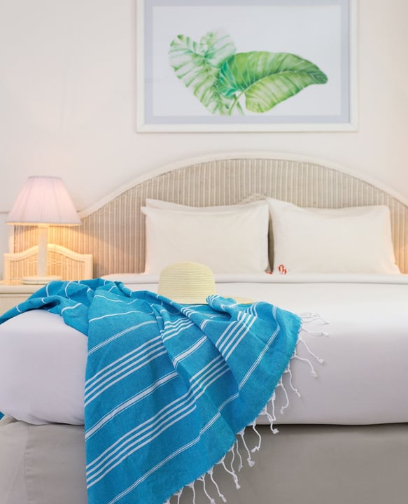 Foto von Equator Village Maldives in Equator Village. Zu sehen sind möglicherweise Handtuch, Sarong, Schlafzimmer und Text.