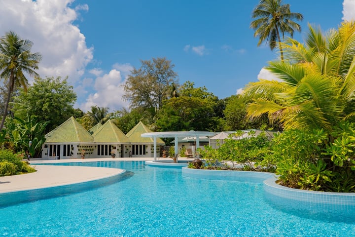 Foto von Equator Village Maldives in Equator Village. Zu sehen sind möglicherweise Pool, Cabana und Text.