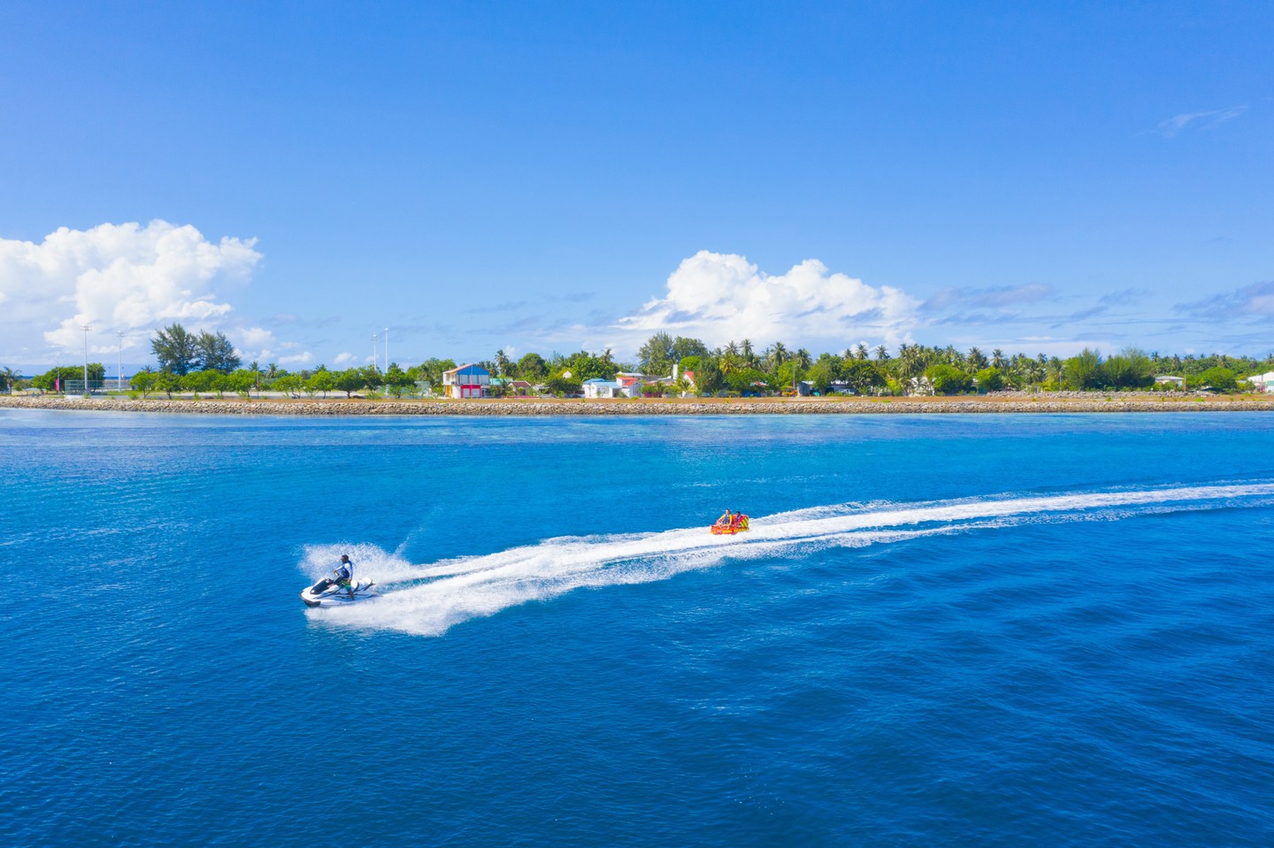 Foto von Equator Village Maldives in Equator Village. Zu sehen sind möglicherweise Jetski, Parasailing, Speedboot, Yacht, Wasser und Text.