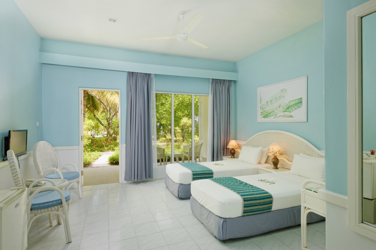 Foto di Equator Village Maldives a Equator Village. Potrebbe essere un'immagine di camera da letto e testo.