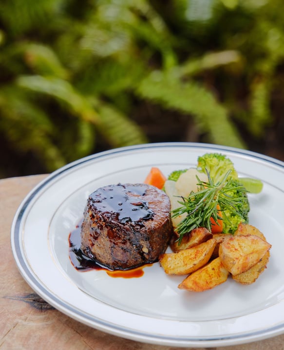 Foto di Equator Village Maldives del 18 settembre 2026. Potrebbe essere un'immagine di ossobuco, filetto, bistecca e testo.