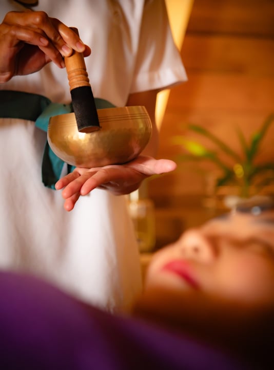 Fermez les yeux. Le voyage intérieur commence dès l’instant où le bol chante au cœur du paradis. 

#EmeraldFaarufushiResortSpa #BarefootElegance #MaldivesSoulfulGem #EmeraldFaarufushi #leadinghotelsofth