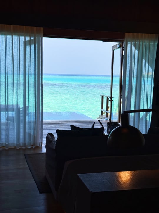 Se réveiller sur cette vue, on ne s’en lasse jamais. Ouvrir grand les portes sur un bleu maldivien infini, voilà la seule routine matinale dont vous avez besoin.

#EmeraldFaarufushiResortSpa #BarefootElegance #MaldivesSoulfulGem #E