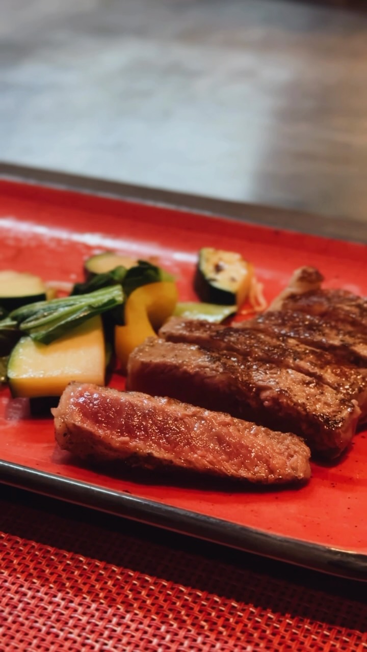 Pas seulement un repas, mais une expérience véritablement sensationnelle. Le Teppanyaki Grill d’Emerald Faarufushi vous attend. 

#EmeraldFaarufushiResortSpa #BarefootElegance #MaldivesSoulfulGem #EmeraldFaarufus