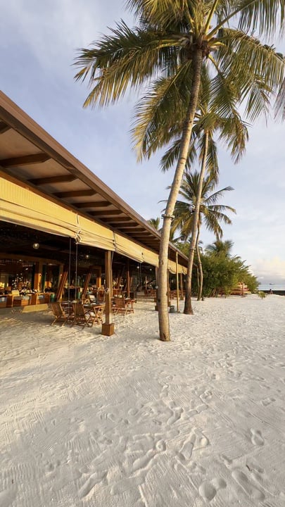 End your day where the sky meets the sea in a breathtaking display of colours.

Whether you are relaxing on the beach, unwinding by your private pool or enjoying a sunset drink, every evening at Sirru