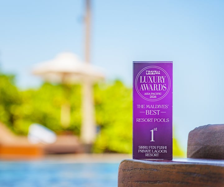 Foto von Sirru Fen Fushi Private Lagoon Resort vom 21. Juli 2026. Möglicherweise ein Bild von Haarprodukt, Mangostane, Handcreme, Lotion, Parfüm und Text mit der Aufschrift „TRAVEL+ VE LAISURE LUXURY AWARDS ASIA PACI