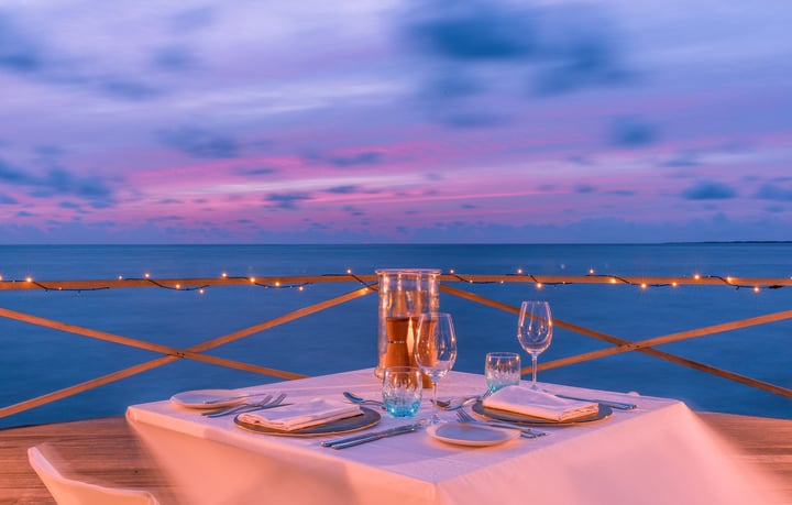 Nos expériences de dîner d'exception offrent une table dressée face à la beauté naturelle de l'île.

Choisissez votre cadre préféré : Madi Point, où le ciel se pare d'or au coucher du soleil et au crépuscule ; Kata 