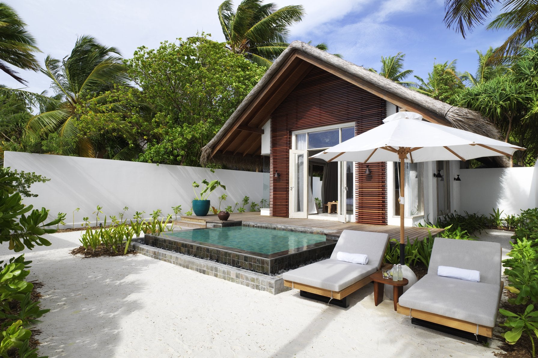 Sunset Beach Villa with Pool im Fairmont Maldives Sirru Fen Fushi