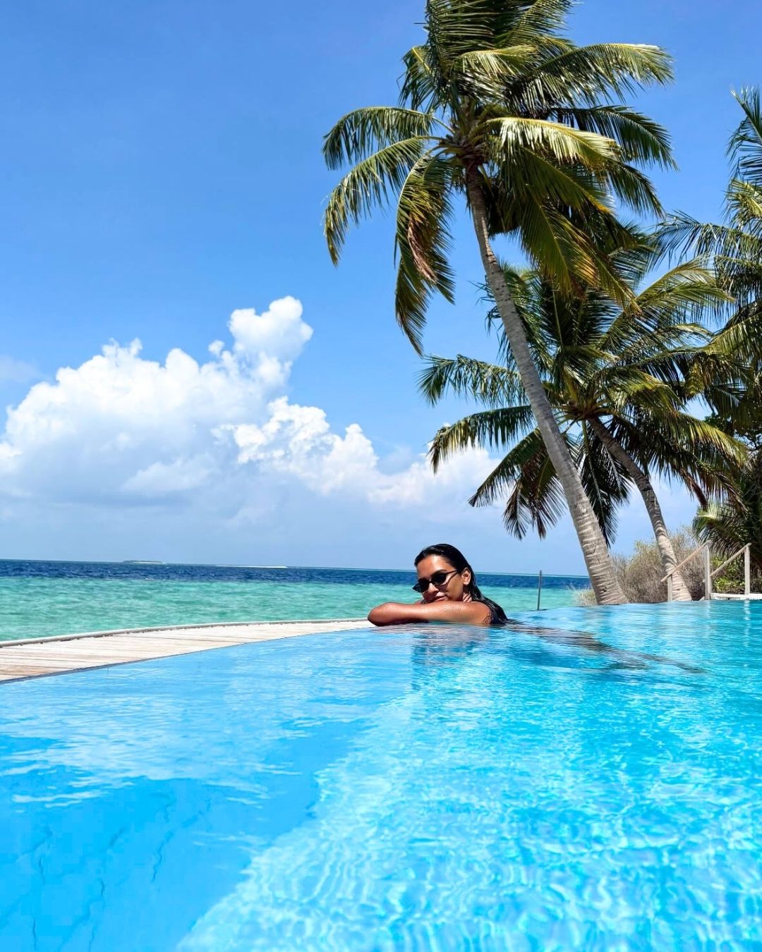 Foto von Filitheyo Island Resort vom 28. Juni 2026. Zeigt möglicherweise Schwimmen, Pool, Horizont, Palmen, Cabana und Text.