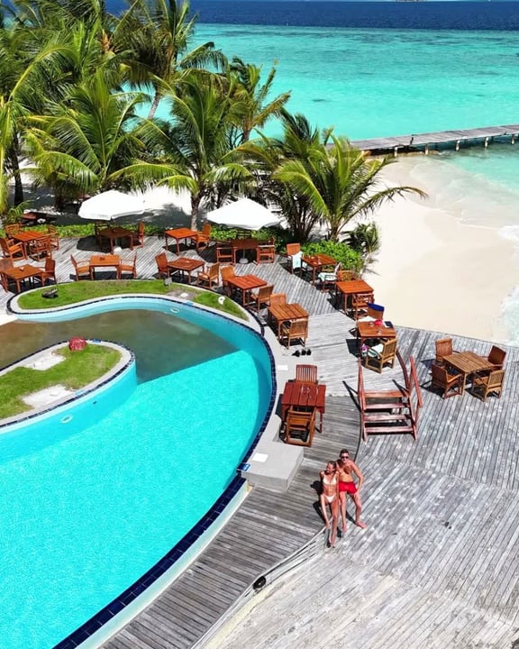 Foto von Filitheyo Island Resort vom 04. Juli 2026. Zeigt möglicherweise Liegestuhl, Strand, Pool, Cabana und Text.