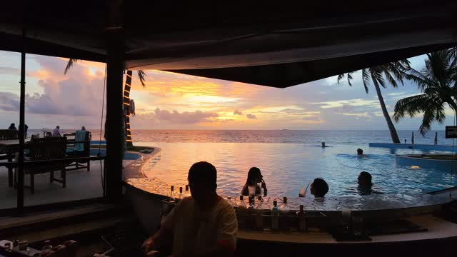 Goldene Stunden, Inselmomente.

Wenn die Sonne am Horizont versinkt, wird die Swim-up-Bar im Filitheyo Island Resort zum perfekten Ort, um innezuhalten, zu genießen, zu schwimmen und einfach das Paradise zu erleben. 🍹🏝️

Dies i