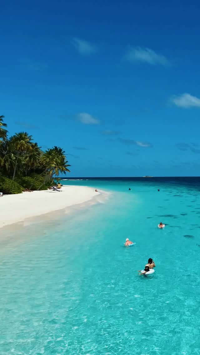 Gleiten Sie über die kristallklaren Gewässer von Filitheyo Island Resort und genießen Sie die perfekte Insel-Auszeit beim Kajakfahren und Paddleboarding. 🛶🏄‍♀️

Ob Sie in den Horizont paddeln oder einfach nur genieße