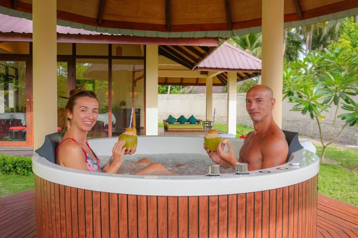 Détendez-vous, ressourcez-vous et savourez l'art de vivre insulaire.

Au Filitheyo Spa, la détente se pare d'une touche tropicale : plongez dans les bulles chaudes, sirotez une noix de coco fraîche et laissez simplement la quiétude environnante faire le re