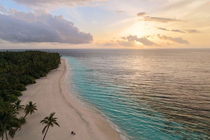 Foto di Filitheyo Island Resort dell'8 settembre 2026. Potrebbe essere un'immagine di oceano, spiaggia, orizzonte, crepuscolo e testo.