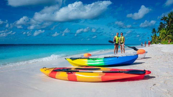 En pagaie vers le paradis ! 🌊🏄‍♂️.

À Filitheyo Island Resort, chaque aventure commence par des eaux turquoise, un sable blanc et poudreux et des vues infinies sur l'île.

💬 WhatsApp : wa.me/+9607785861
🔗 Lien en bio : l