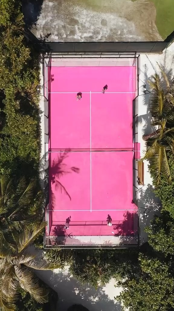 Bringen Sie Ihre Insel-Auszeit auf ein neues Niveau mit einer Partie auf unserem Padel-Platz, wo Weltklasse-Sport auf die atemberaubende Schönheit der Malediven trifft. Ob Sie Ihre Rückhand perfektionieren oder ein freundschaftliches Match genießen, 