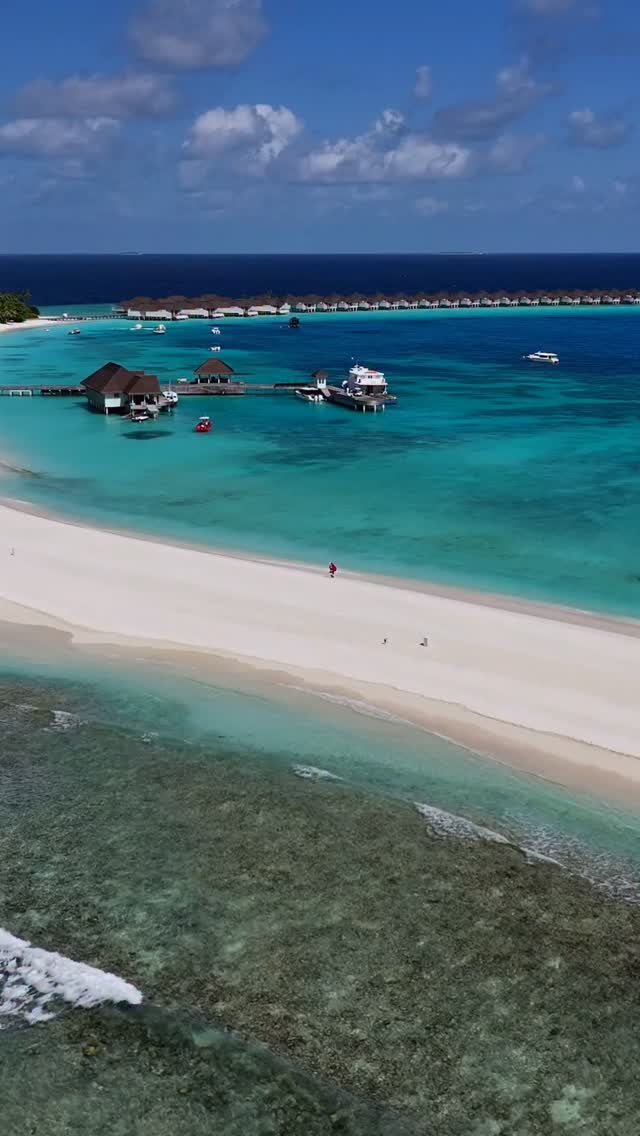 Une bouteille dans le lagon. Un vœu qui attend d'être découvert. Suivez le voyage en cette saison des fêtes, alors que « Magic by the Sea » se déploie à Finolhu. 🎅🏼🎁✨

#FinolhuMaldives #SeasideCollection #FestiveMagicByT