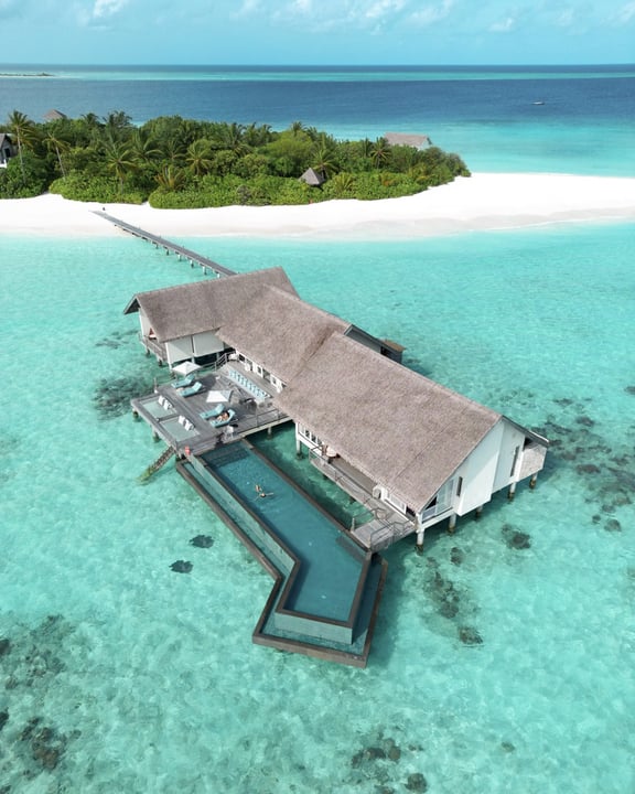 Foto von Four Seasons Resorts Maldives vom 01. Juli 2026. Könnte ein Bild von Cabana und Text sein.