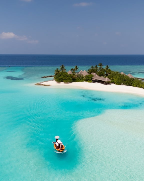 Foto von Four Seasons Resorts Maldives vom 03. Juli 2026. Könnte ein Bild von Jetski, Schnellboot, Floß, Ozean und Text sein.