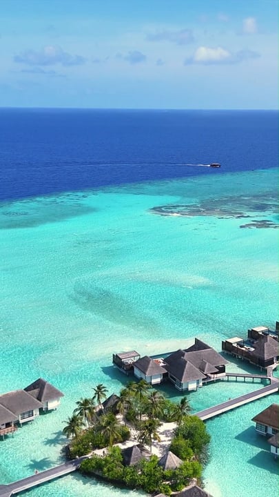Summer, On Arrival

Just 25 minutes by speedboat from Malé, Four Seasons Kuda Huraa makes getting to island life wonderfully easy. Once here, the water takes over: surf it, sail it, swim it, or simply