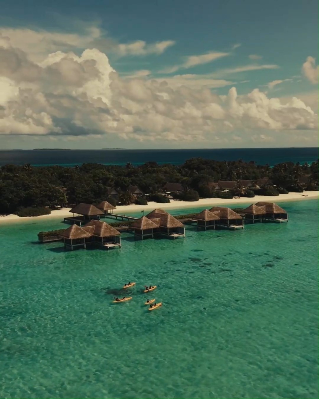 Seven unforgettable days. One remarkable explorer.

World-first explorer @Ash_Dykes spent the week discovering #FSLandaaGiraavaru the best way possible. By kayak around our 44-acre island, on nature w