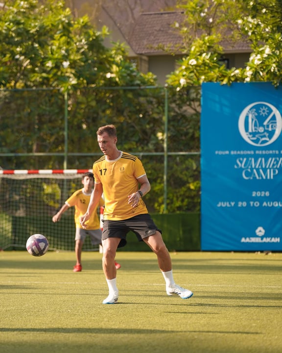 Foto von Four Seasons Resorts Maldives vom 26. August 2026. Könnte ein Bild von American Football, Fußball, Sportgeräten, Ball, im Freien und Text sein, auf dem steht: „164 17 POUR SEASONS RESORTS SUAE CAMP 202