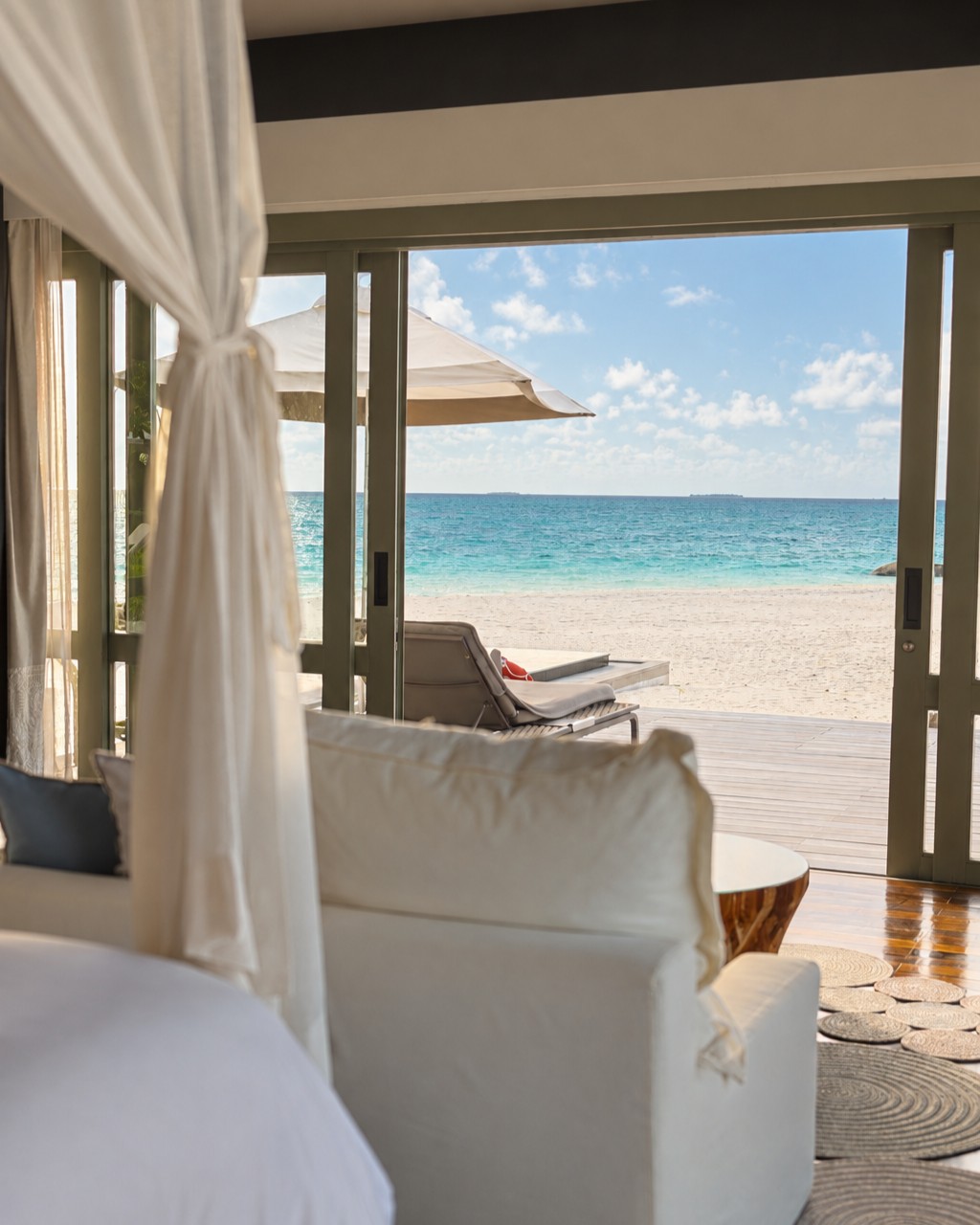 Foto di Four Seasons Resorts Maldives del 13 settembre 2026. Potrebbe contenere un'immagine di letto, chaise longue, camera da letto, cabana e testo.