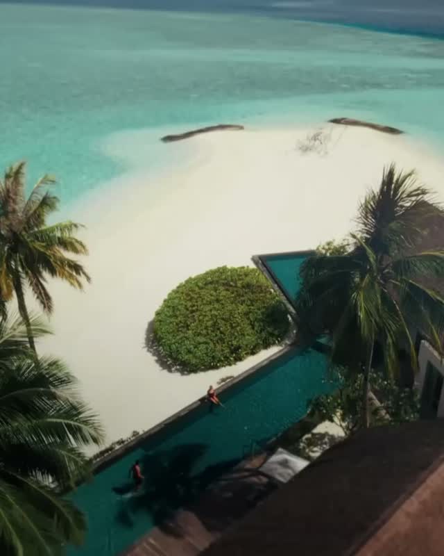 A quiet kind of joy.

Let the sound of the sea be the busiest part of your day. At Four Seasons Private Island Maldives at Voavah, the whole island is yours to savour the silence, the space and the pl