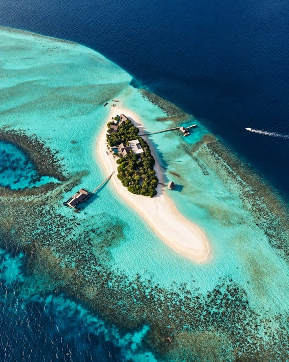 L'île, à votre propre rythme.

Cinq acres à parcourir, pour s'arrêter et suivre sa curiosité. Sur votre propre île privée aux Maldives, même se perdre ressemble à un joli programme.

Quand vous êtes prêt pour un q