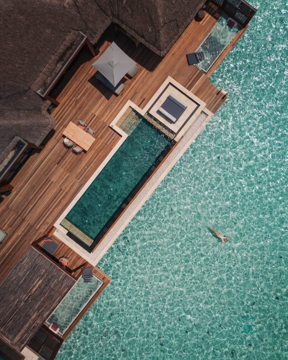 Foto von Four Seasons Resorts Maldives vom 07. Juli 2026. Zu sehen sind möglicherweise Schwimmen, ein Pool, eine Cabana und Text.