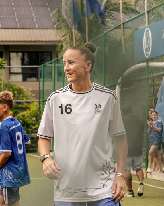 Foto von Four Seasons Resorts Maldives vom 18. August 2026. Könnte ein Bild von American Football, Fußball, Sportgerät, Ball, Sportbekleidung, Rasen, Stadion und Text sein.