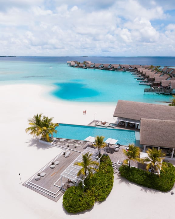 Foto von Four Seasons Resorts Maldives vom 27. August 2026. Könnte ein Bild von Wasser, einer Cabana und Text sein.
