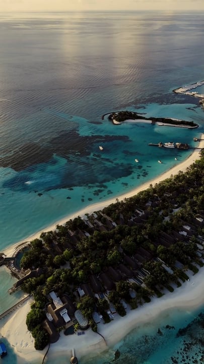At #FSKudaHuraa, the sun signs off in gold, the lagoon catches the glow, and life feels very good indeed. Any plans to make your way to paradise, or shall we save you a sunset?
