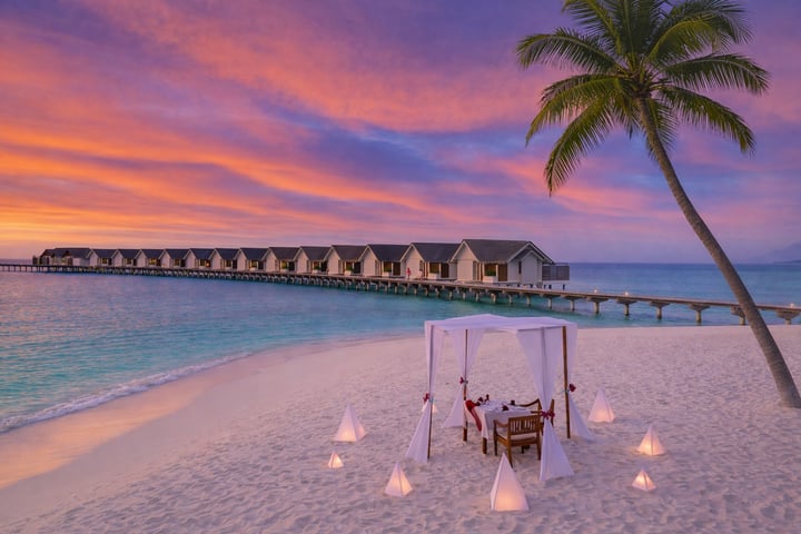 Foto von Furaveri Maldives | Luxury Resort in Maldives vom 07. Juli 2026. Zu sehen sind möglicherweise Dämmerung, Cabana und Text.