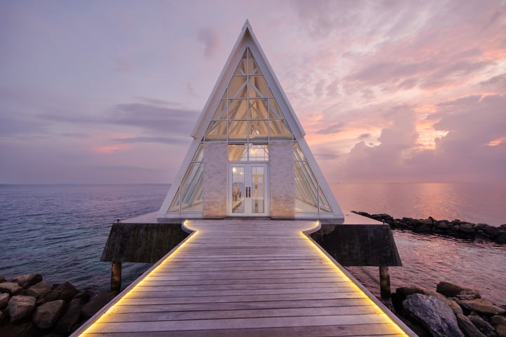 Foto von Furaveri Maldives | Luxury Resort in Maldives vom 10. Juli 2026. Zu sehen sind möglicherweise Dämmerung, Außenbereich und Text.