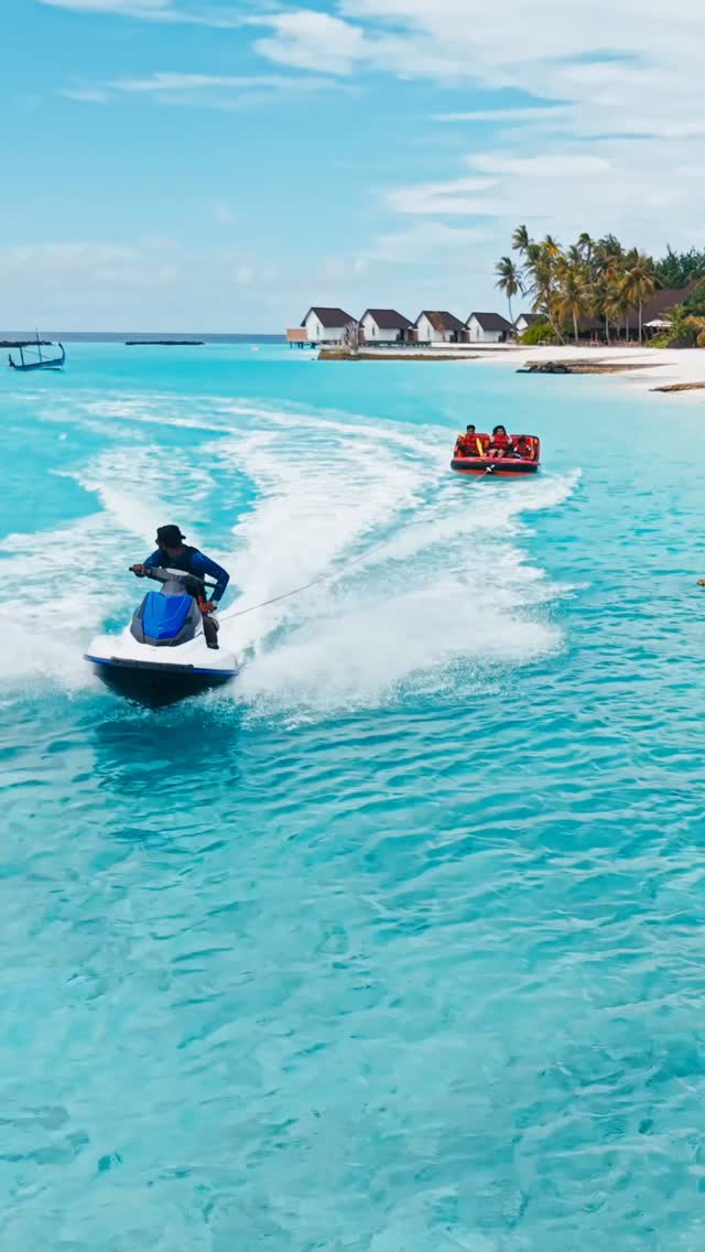 Top 5 activities for the ultimate family #SummerGetaway 🌴💙 From a private sandbank picnic and endless fun with Watersports to swimming alongside sharks, enjoying a floating breakfast, and ending the