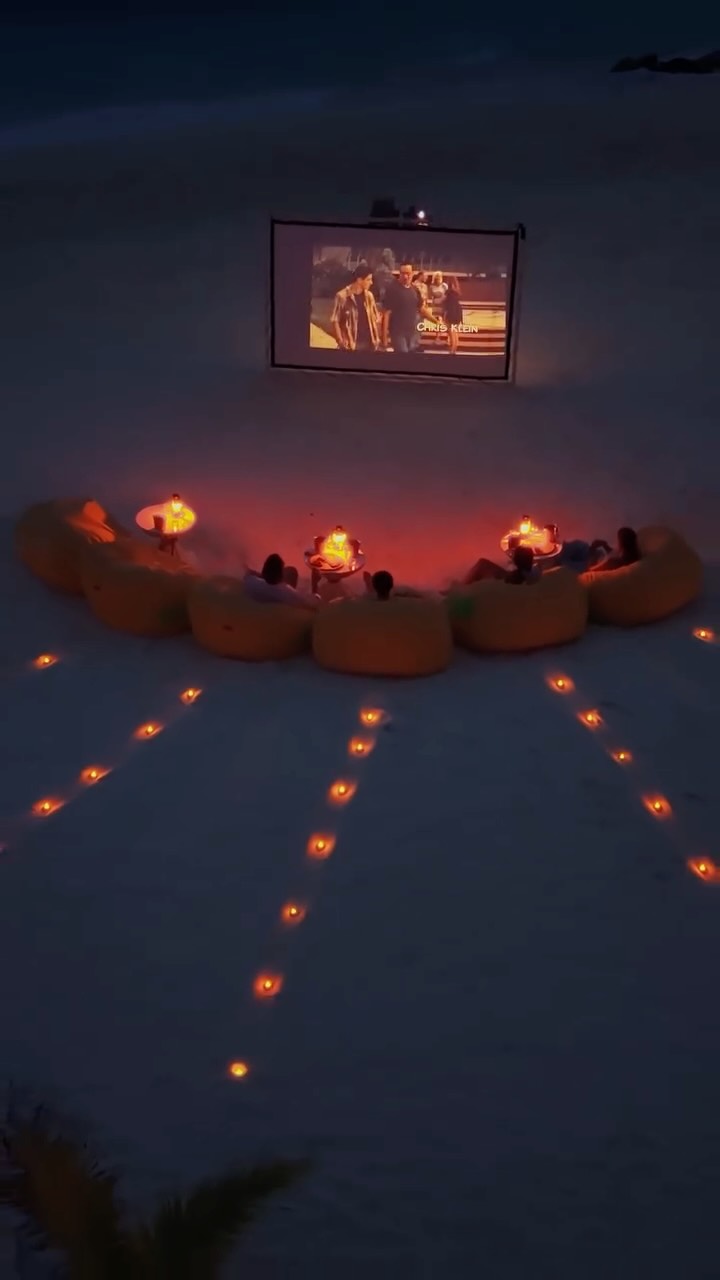 Eine unserer Must-try-Aktivitäten für Ihren Sommerurlaub: Movie Under the Stars. 🎬

Gemütliche Sitzsäcke, weicher Sand, Meeresbrise und Ihr Lieblingsfilm unter einem sternenklaren Himmel - inklusive Popcorn und
