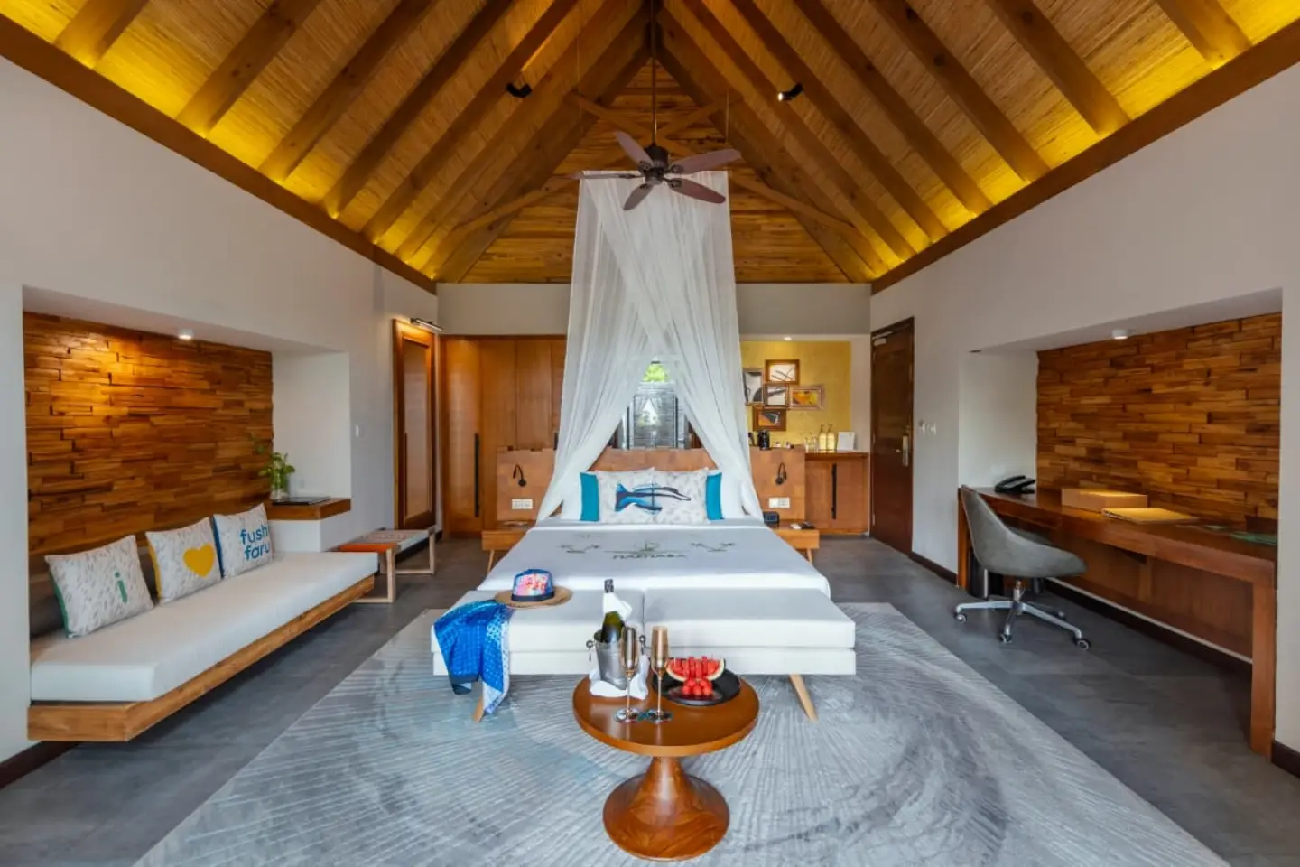 Foto von Fushifaru Maldives | Boutique Resort vom 21. Juli 2026. Könnte ein Bild von Kamin, Wohnzimmer, Innenraum und Text sein.