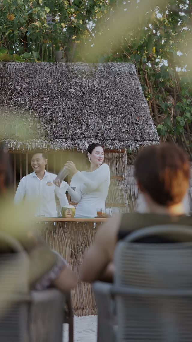 Rückblick auf unsere Feier zum Welt-Kokosnuss-Tag im Fushifaru Maldives! 🌴🥥

Als Baum des Lebens bekannt, nimmt die Kokosnuss einen wichtigen Platz in der maledivischen Kultur und Lebensweise ein.

Wir feierten mit einer 