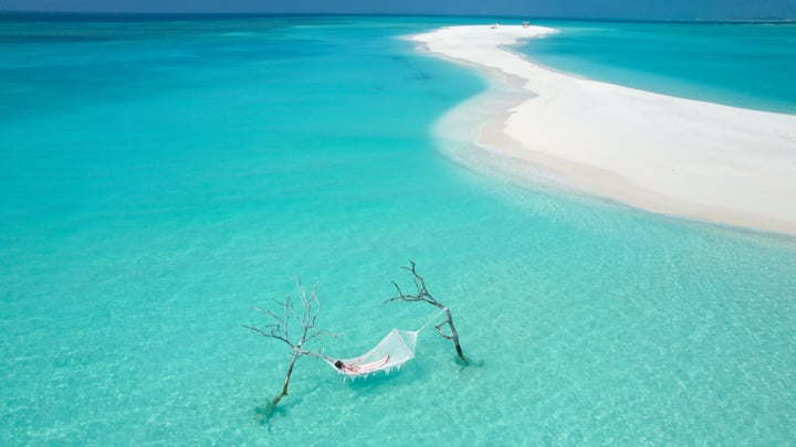 Foto von Les Voyages de Manon et Nico 🌺 im Fushifaru Maldives mit @fushifaru. Möglicherweise ein Bild von Hubschrauber, Jetski, Speedboot, Strand, Ozean und Text.