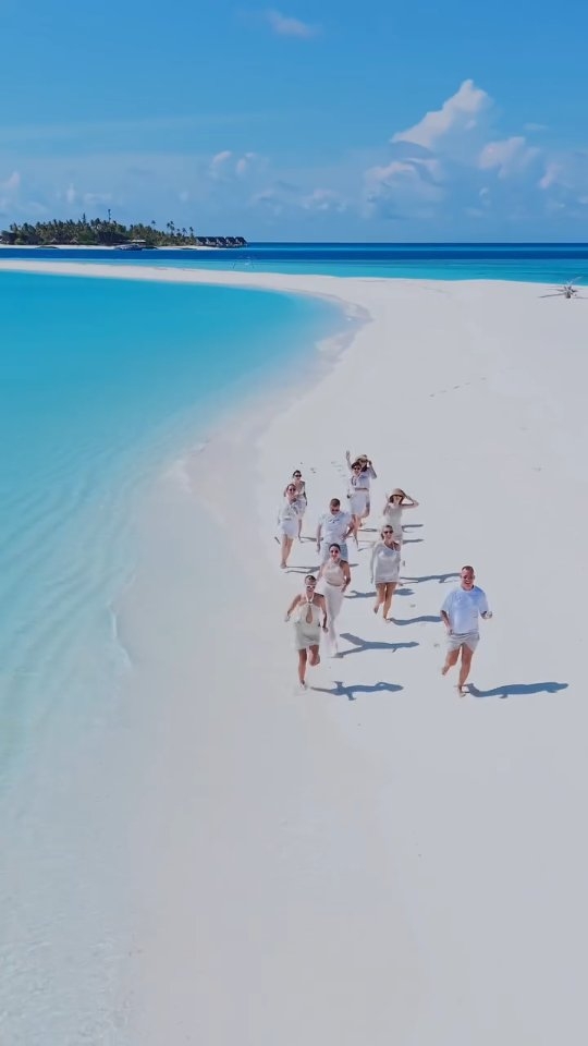 Ein wunderschöner Tag, um ihn mit Freunden auf der natürlichen Sandbank von Fushifaru zu verbringen — umgeben von kristallklaren Lagunen und weichem, weißem Sand. Da sich die ganze Insel anfühlt, als gehöre sie einem selbst, genießen Sie ein privates e